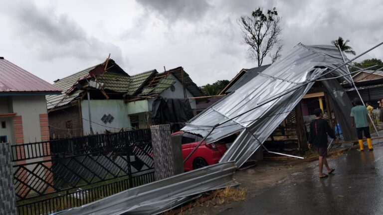 Rumah warga Desa Gattareng Bulukumba rusak akibat angin puting beliung