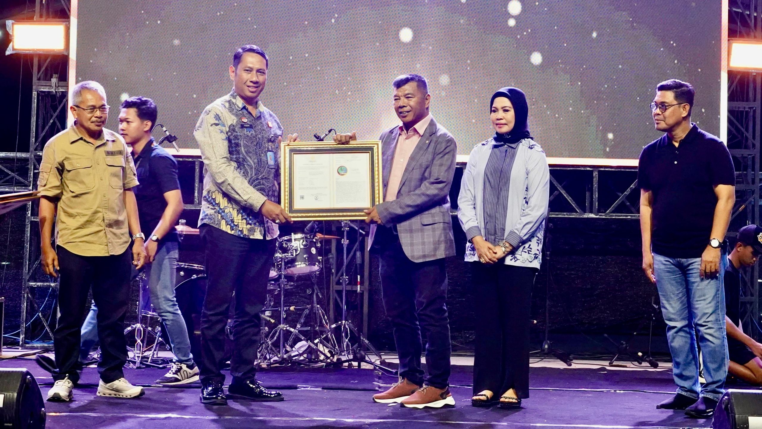 Penyerahan Sertifikat Indikasi Geografis Bulukumba kepada Bupati Bulukumba oleh Kemenkum Sulsel