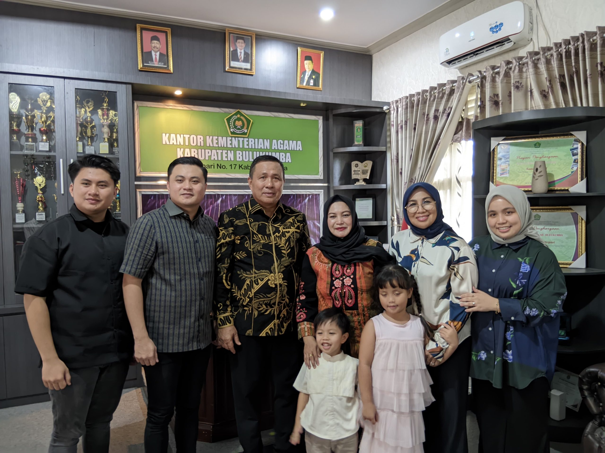 Dr Abdul Rafik didampingi keluarga saat serah terima jabatan Kepala Kemenag Bulukumba