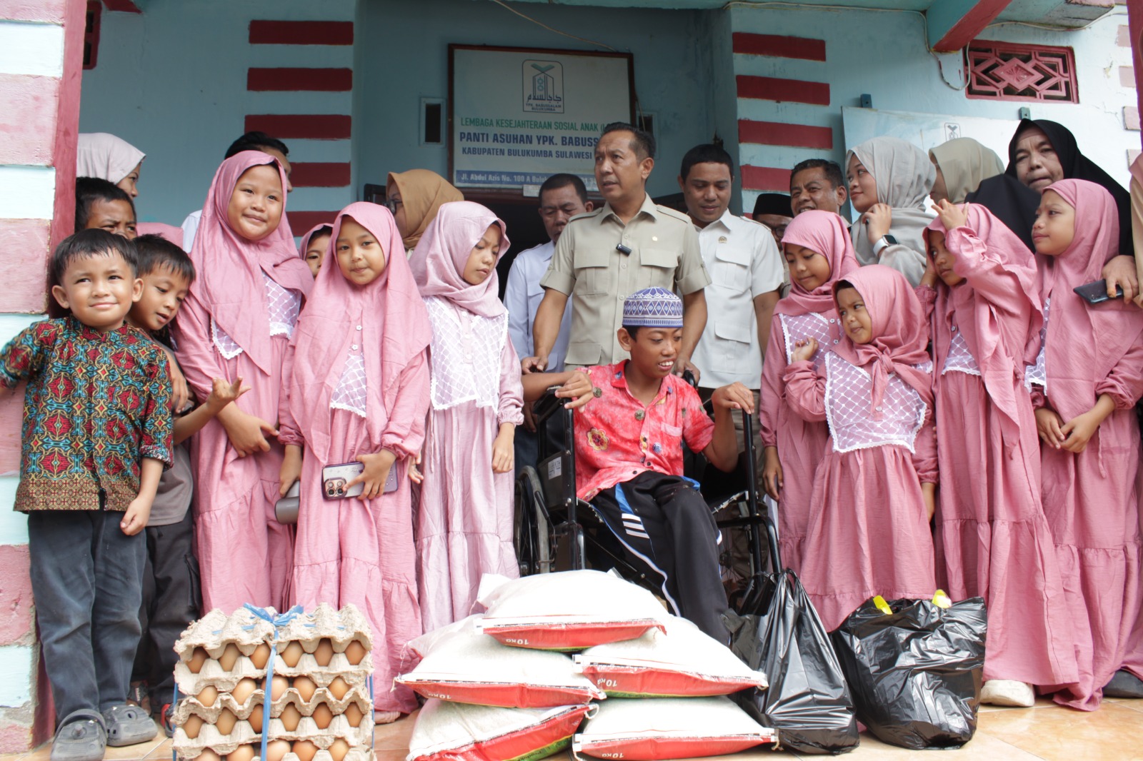 Ketua DPC Partai Gerindra Bulukumba Syahruni Haris saat menyerahkan bantuan pada kegiatan anjangsana HUT ke-18 Partai Gerindra
