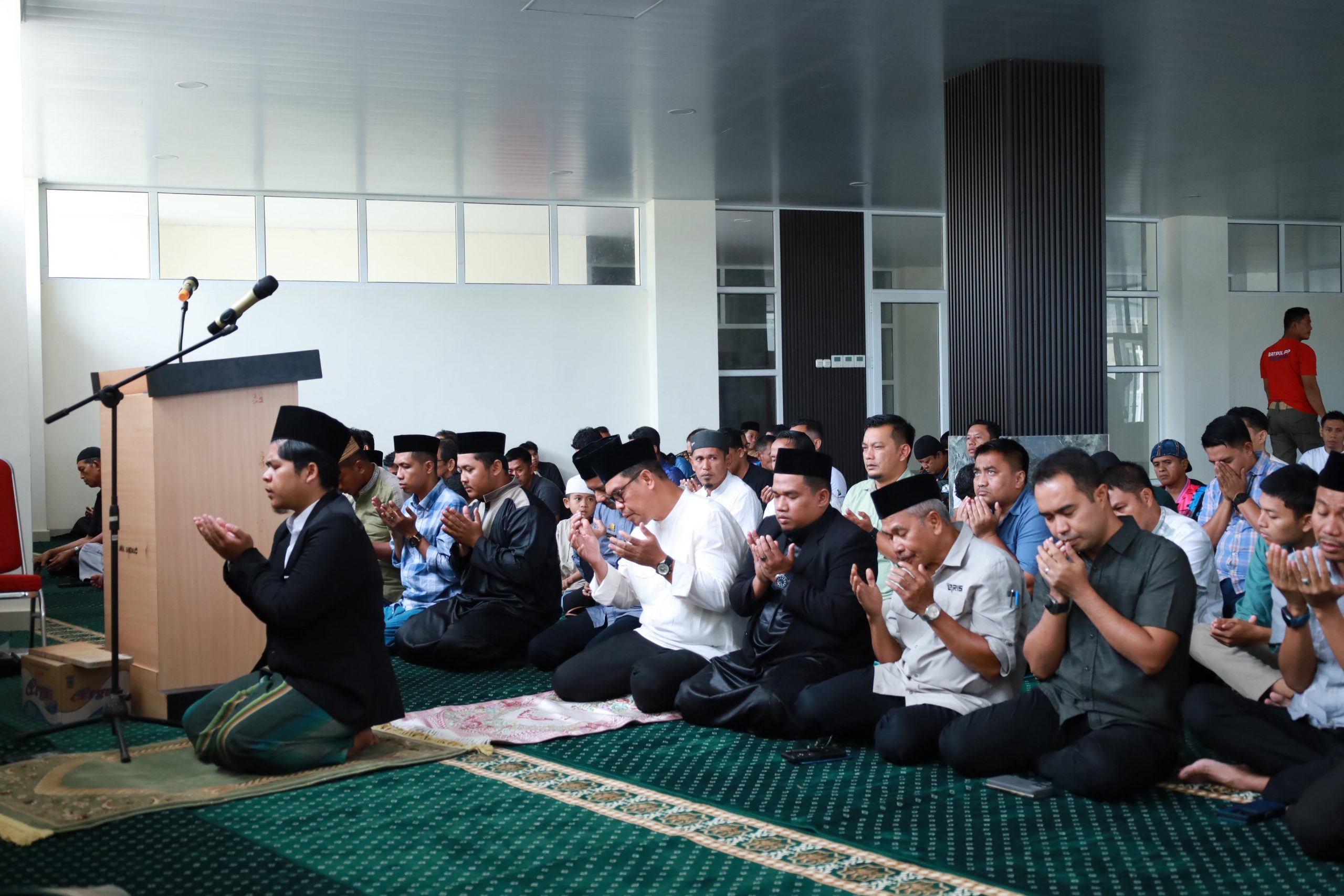 Wabup Andi Edy Manaf bersama jajaran Pemkab Bulukumba mengikuti salat Jumat perdana di Mushallah Gedung Ammatoa