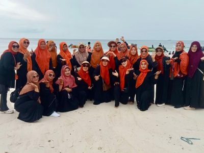 Majelis Taklim Dato’ Tiro Bulukumba melaksanakan wisata silaturahmi di Pantai Panrangluhu Desa Bira