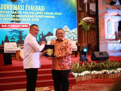 Sekjen PKS Muhammad Kholid menerima penghargaan IIPP 2025 dari Kemenko Polkam di Bali