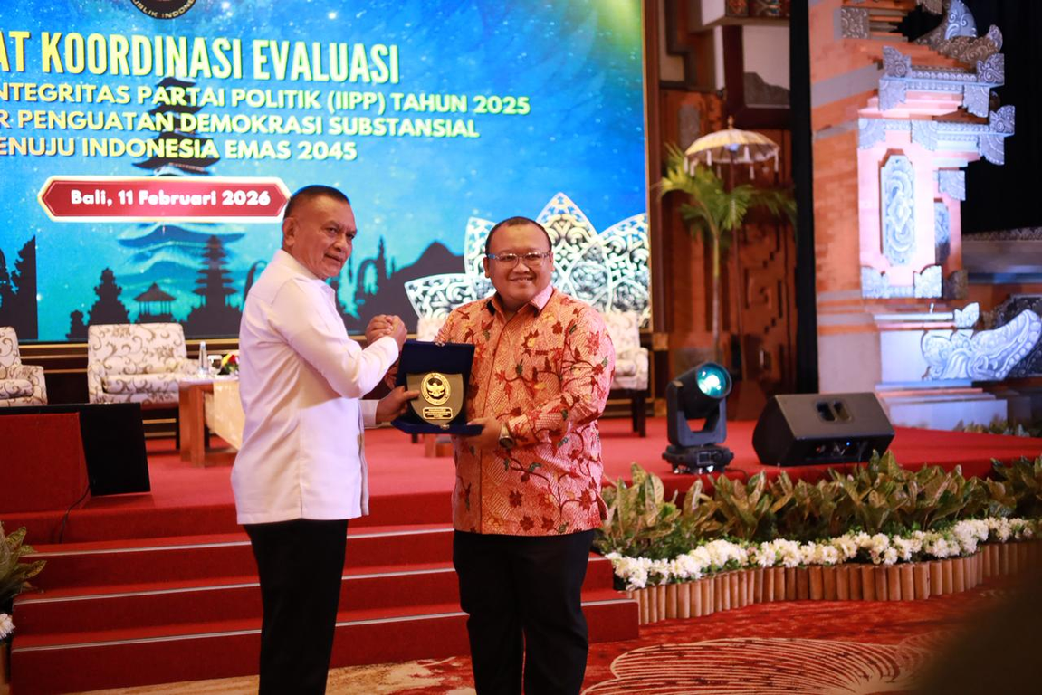 Sekjen PKS Muhammad Kholid menerima penghargaan IIPP 2025 dari Kemenko Polkam di Bali