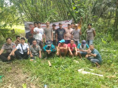 Anggota DPRD Bulukumba Rizal Sarib bersama warga membangun jembatan jalan tani dari batang kelapa di Dusun Sappang, Desa Borong, Kecamatan Herlang.