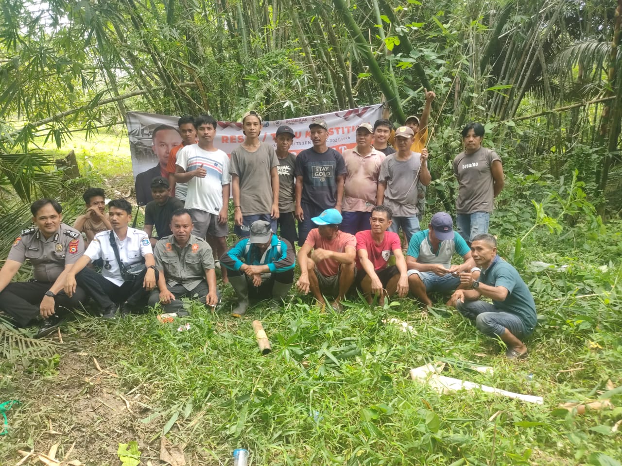Anggota DPRD Bulukumba Rizal Sarib bersama warga membangun jembatan jalan tani dari batang kelapa di Dusun Sappang, Desa Borong, Kecamatan Herlang.