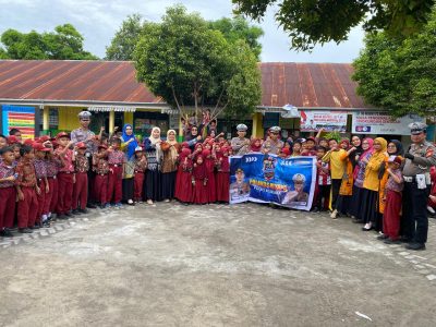 Personel Satlantas Polres Bulukumba memberikan edukasi tertib lalu lintas kepada siswa SDN 172 Borong Kalukue.