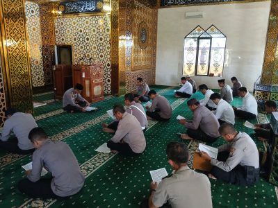 Personel Polres Bulukumba mengikuti kegiatan Polisi Mengaji Ramadan 2026 di Masjid Namirah