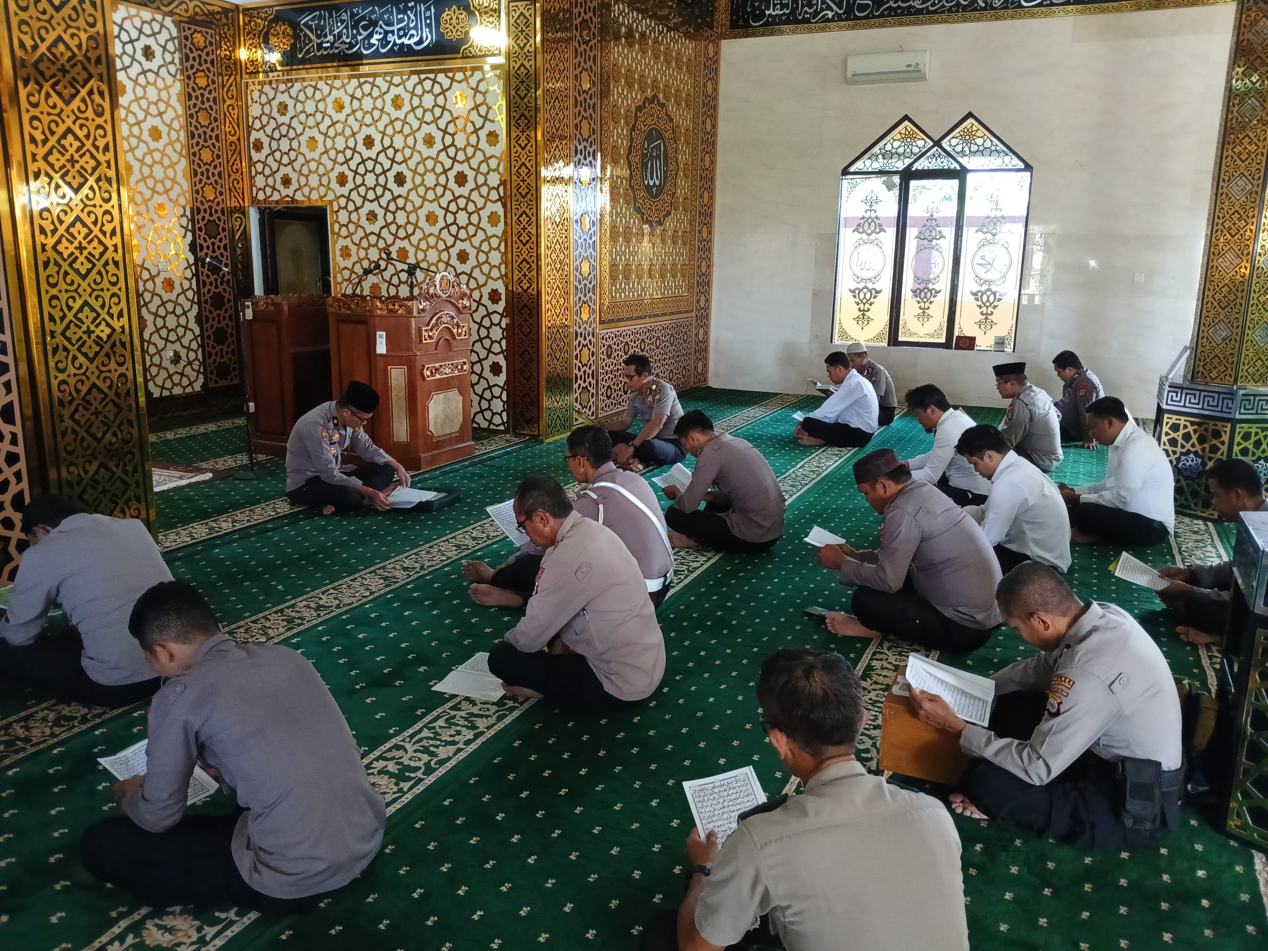 Personel Polres Bulukumba mengikuti kegiatan Polisi Mengaji Ramadan 2026 di Masjid Namirah