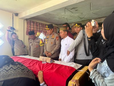 Kapolda Sulsel Djuhandhani Rahardjo Puro saat mengunjungi rumah duka Bripda Dirja Pratama di Kabupaten Pinrang