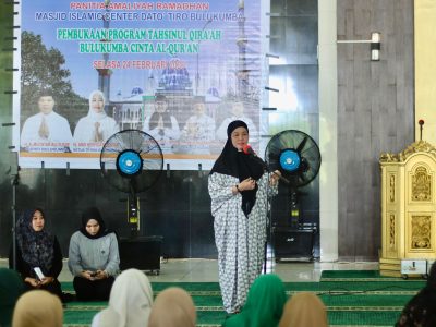 Ketua TP PKK Bulukumba Andi Herfida Muchtar membuka kegiatan Tahsinul Qira’ah Bulukumba Cinta Al-Qur’an di Masjid ICDT.