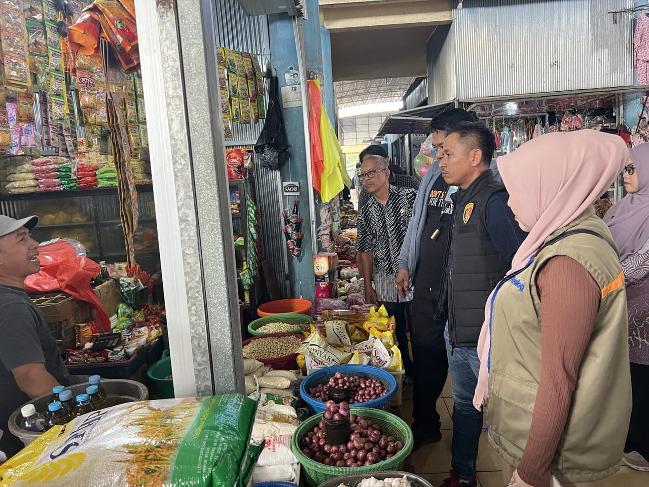 Petugas Polres Bulukumba dan Tim Satgas Pangan melakukan sidak harga bahan pokok di Pasar Rakyat Cekkeng