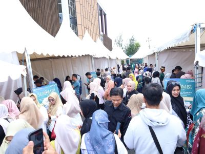 Suasana Layanan Penukaran Uang Serambi Sultan Lontara 2026 Bulukumba di pelataran Gedung Ammatoa bersama Bank Indonesia dan perbankan