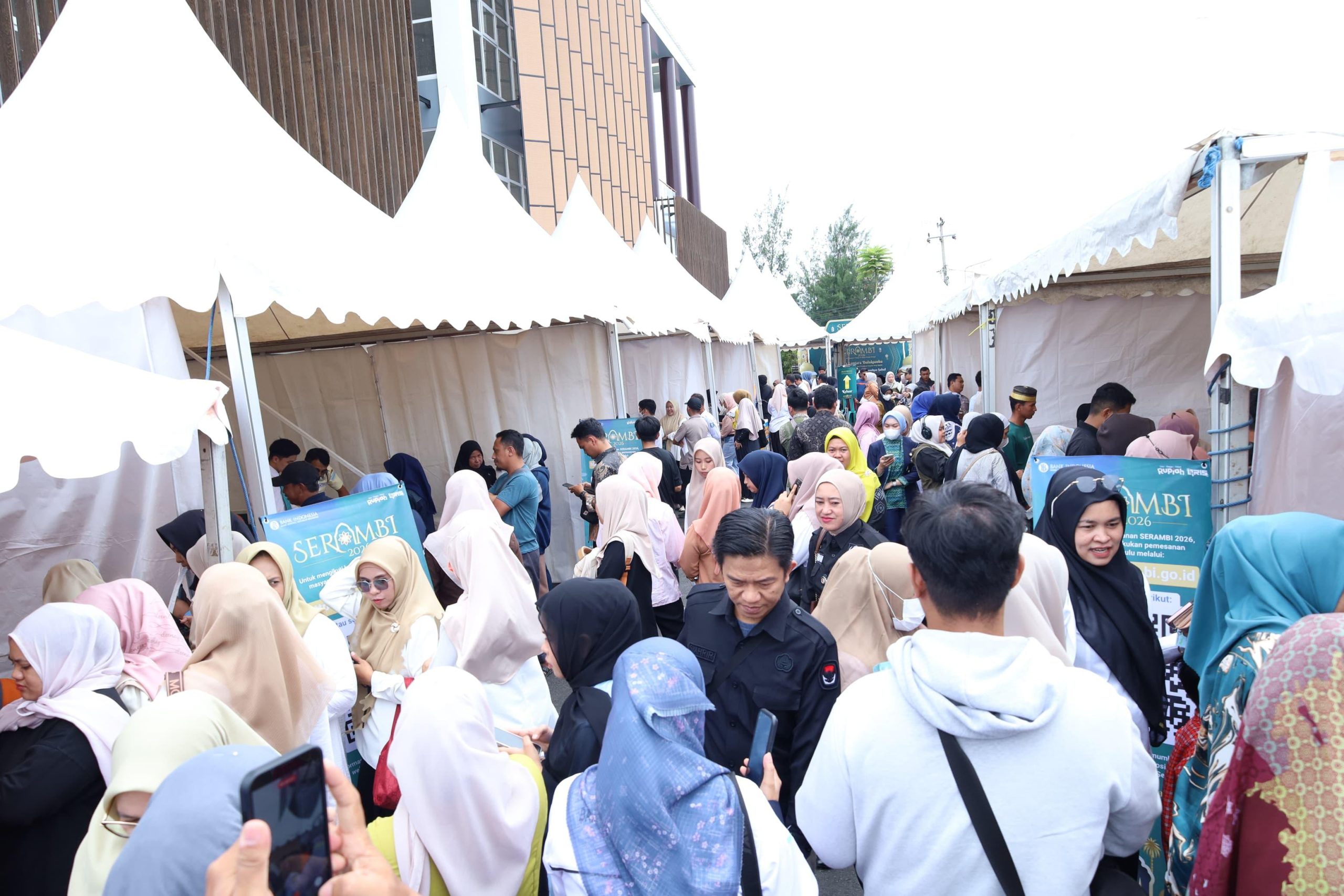 Suasana Layanan Penukaran Uang Serambi Sultan Lontara 2026 Bulukumba di pelataran Gedung Ammatoa bersama Bank Indonesia dan perbankan