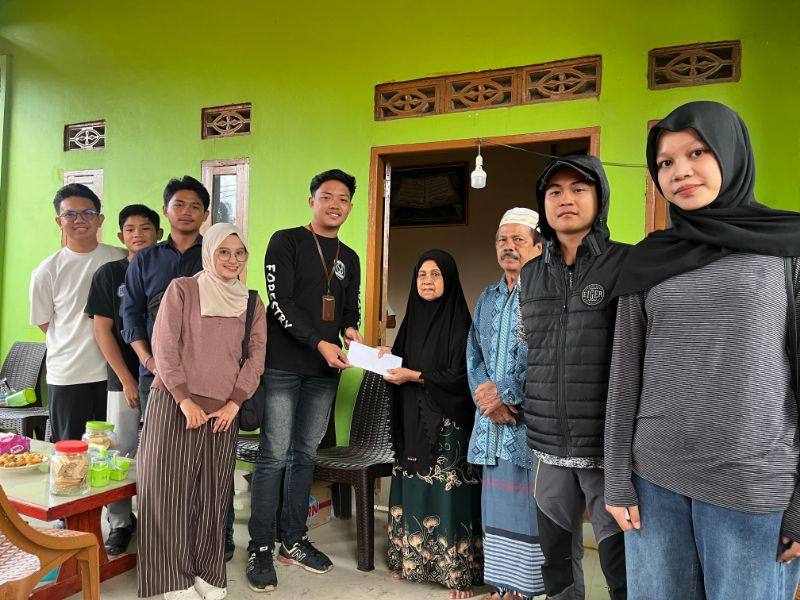 Penyerahan donasi korban kebakaran Ujung Loe Bulukumba oleh Komunitas Perantara Kebaikan