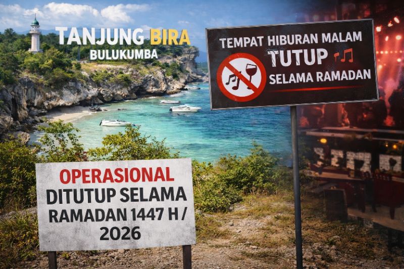 Wakil Bupati Bulukumba Andi Edy Manaf menyerahkan mukenah kepada pekerja perempuan muslim di kawasan wisata Bira.