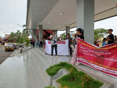 Aksi unjuk rasa Masyarakat Bulukumba Bergerak di Bulukumba menuntut proses hukum kasus pelesetan ayat Al-Qur’an.