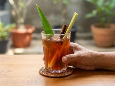 Bir pletok Betawi hangat berbahan jahe dan rempah disajikan sebagai minuman buka puasa
