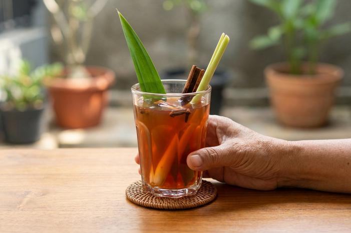 Bir pletok Betawi hangat berbahan jahe dan rempah disajikan sebagai minuman buka puasa