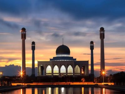 Ilustrasi masjid saat pelaksanaan salat tarawih pertama Ramadan 1447 Hijriah tahun 2026