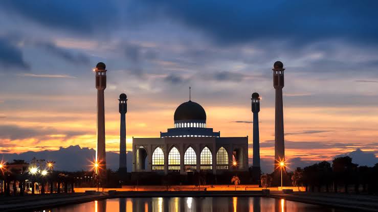 Ilustrasi masjid saat pelaksanaan salat tarawih pertama Ramadan 1447 Hijriah tahun 2026