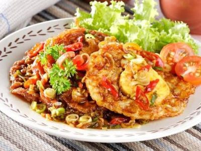 Menu sahur simpel tumis telur kecap sayur disajikan dengan nasi hangat
