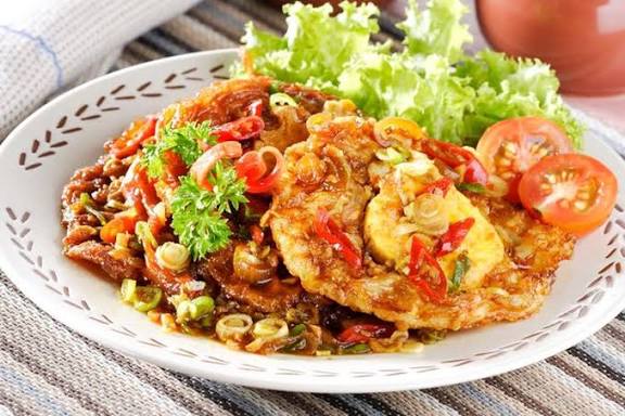 Menu sahur simpel tumis telur kecap sayur disajikan dengan nasi hangat
