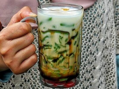 Es cendol segar dengan santan dan gula merah sebagai menu buka puasa Ramadan
