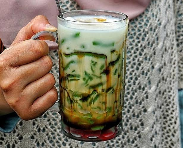 Es cendol segar dengan santan dan gula merah sebagai menu buka puasa Ramadan