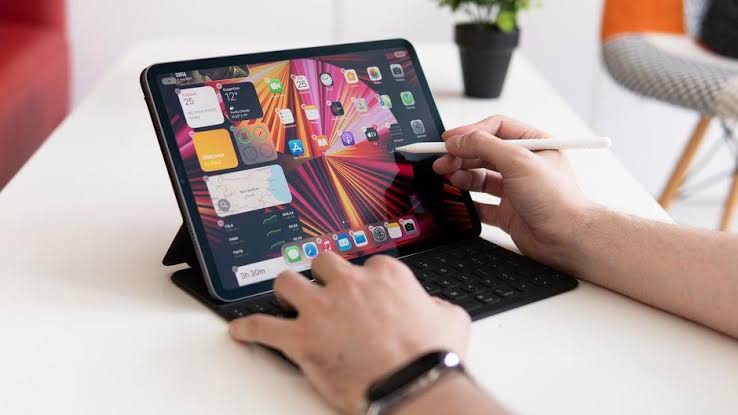 Tablet terbaik 2026 dengan layar lebar dan keyboard untuk kerja dan kuliah