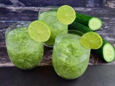 Segelas es timun serut segar dengan biji selasih dan es batu untuk menu buka puasa
