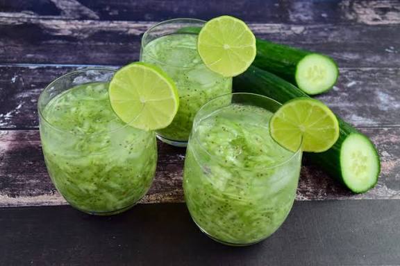 Segelas es timun serut segar dengan biji selasih dan es batu untuk menu buka puasa