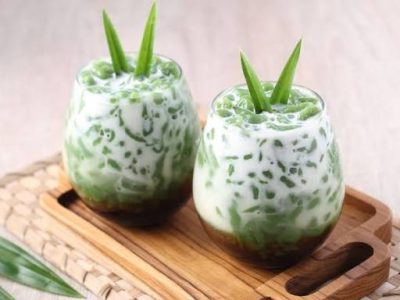 Es cendol tradisional dengan santan dan gula merah disajikan dingin untuk buka puasa