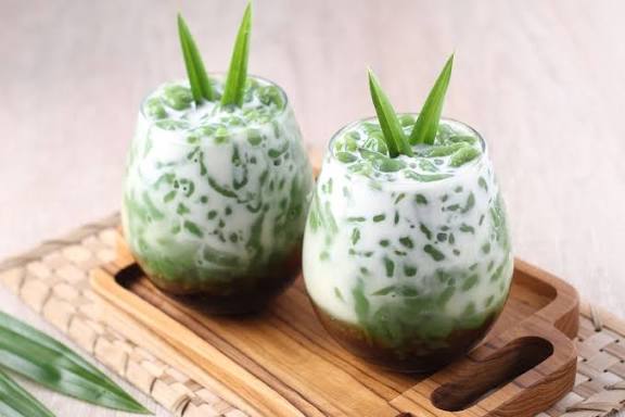 Es cendol tradisional dengan santan dan gula merah disajikan dingin untuk buka puasa