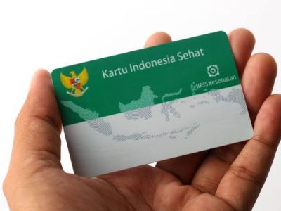Kartu BPJS Kesehatan ditampilkan sebagai identitas peserta dalam program jaminan kesehatan nasional