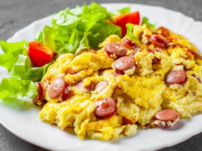 Menu sahur simpel telur orak-arik sosis disajikan hangat di piring dengan nasi putih