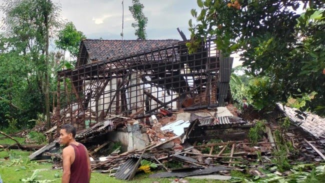 Kondisi rumah warga rusak akibat angin kencang disertai hujan di Kabupaten Tulungagung, Jawa Timur