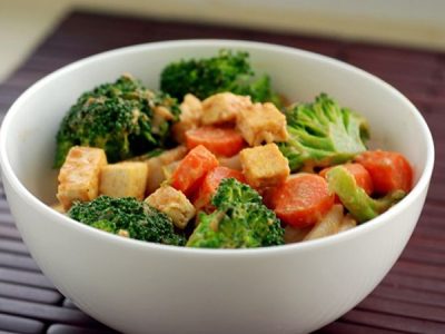 Menu sahur sehat Ramadan berupa oatmeal pisang chia seed dan tumis tahu brokoli