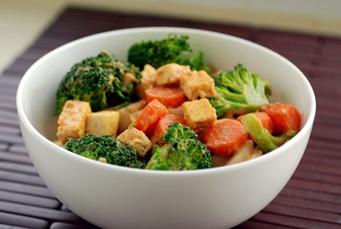 Menu sahur sehat Ramadan berupa oatmeal pisang chia seed dan tumis tahu brokoli