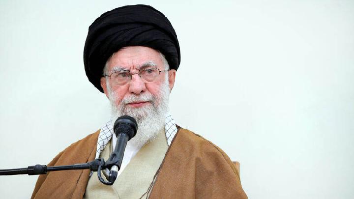 Ayatollah Ali Khamenei dilaporkan tewas dalam serangan, termasuk sejumlah anggota keluarganya menjadi korban.