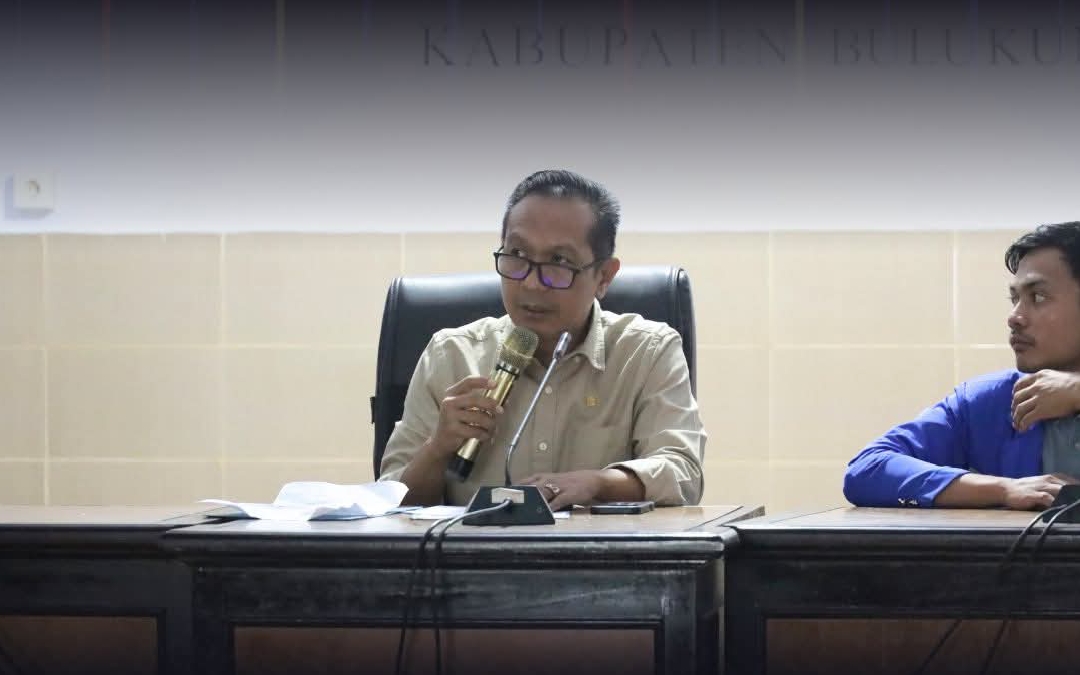 Wakil Ketua DPRD Bulukumba Syahruni Haris menerima aspirasi sopir travel dan PMII terkait operasional Bus AKAP di Kabupaten Bulukumba, Kamis (12/3/2026).