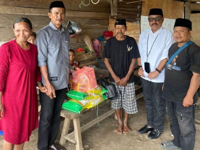 Anggota DPRD Sulsel Patudangi Azis menyerahkan bantuan sembako Ramadan kepada warga duafa di Desa Polewali Bulukumba