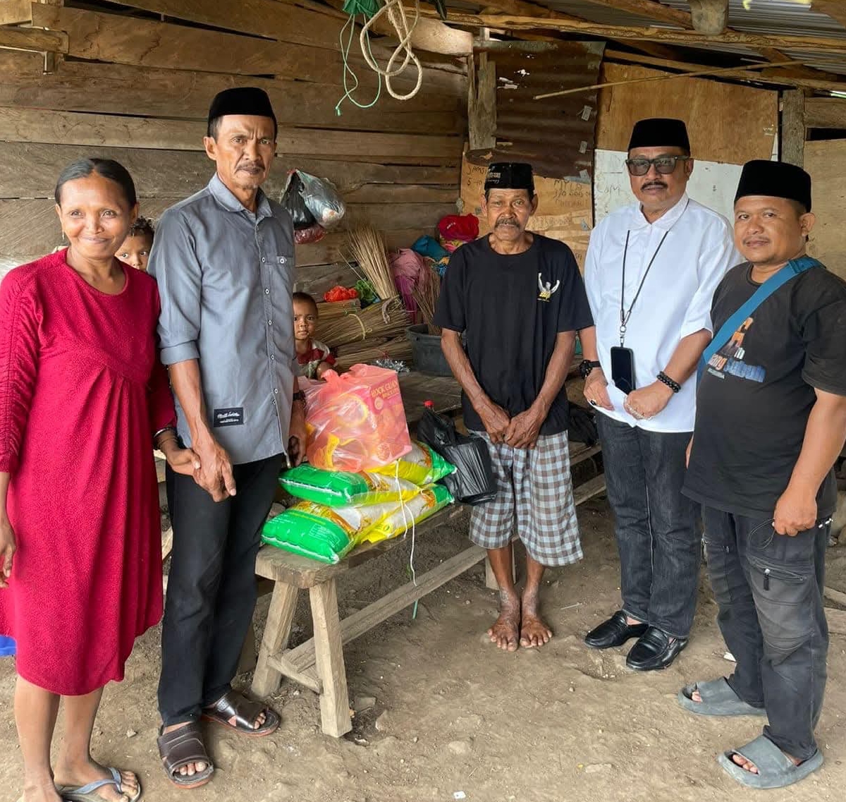 Anggota DPRD Sulsel Patudangi Azis menyerahkan bantuan sembako Ramadan kepada warga duafa di Desa Polewali Bulukumba