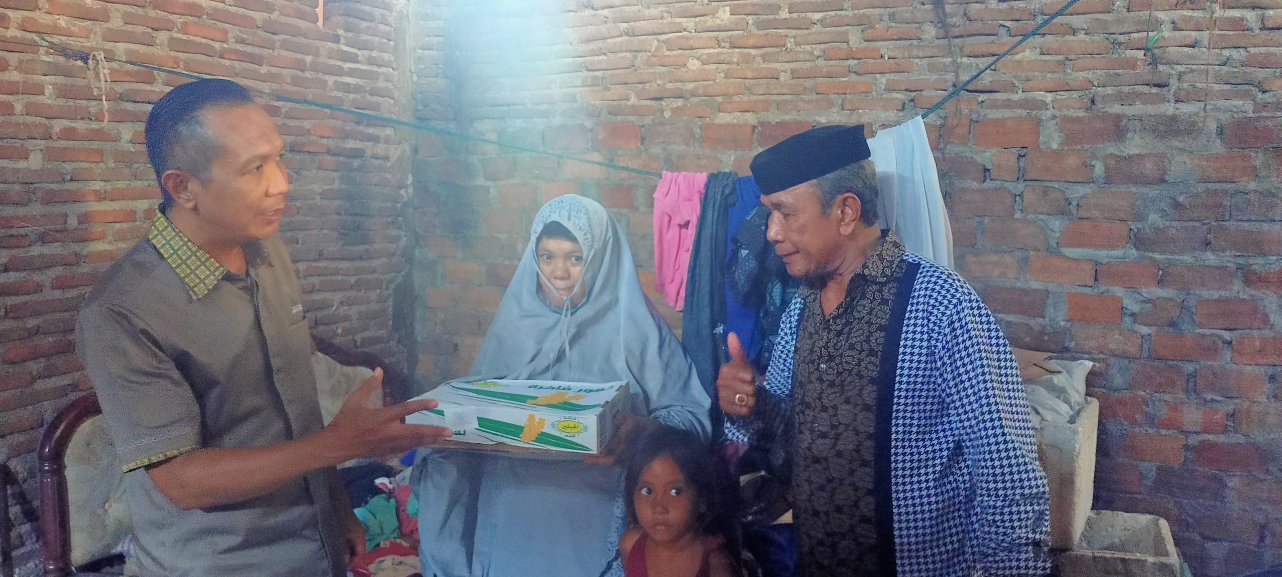 Syahruni Haris menyalurkan bantuan kurma kepada warga dan pengurus masjid di Bulukumba saat Ramadhan 1447 Hijriah