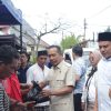 Wakil Ketua DPRD Bulukumba Syahruni Haris menyerahkan bantuan sembako kepada korban kebakaran di Jalan Sawerigading Kelurahan Terang-Terang Bulukumba.