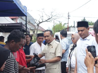 Wakil Ketua DPRD Bulukumba Syahruni Haris menyerahkan bantuan sembako kepada korban kebakaran di Jalan Sawerigading Kelurahan Terang-Terang Bulukumba.