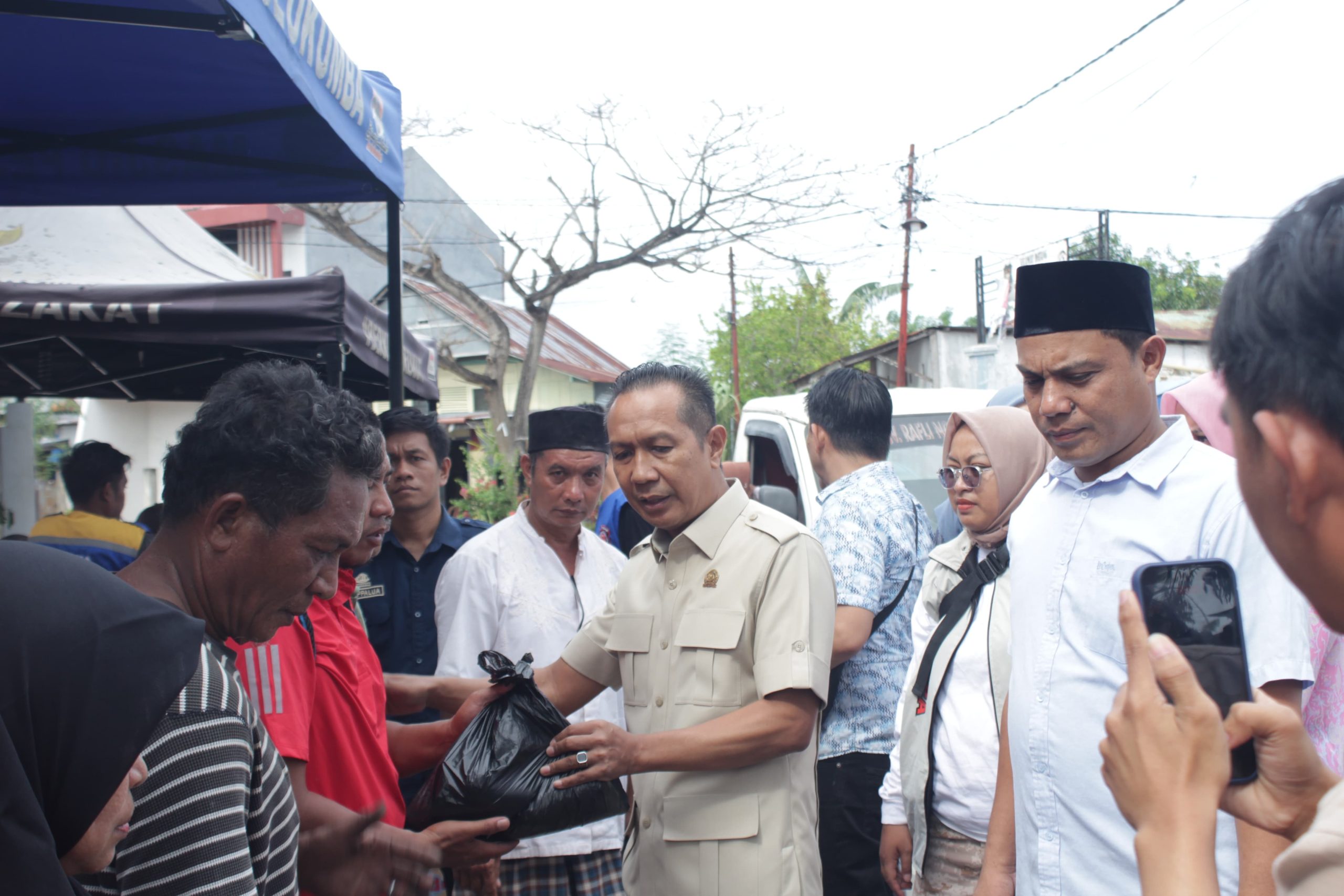 Wakil Ketua DPRD Bulukumba Syahruni Haris menyerahkan bantuan sembako kepada korban kebakaran di Jalan Sawerigading Kelurahan Terang-Terang Bulukumba.