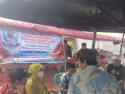 Relawan Asosiasi Mitra MBG Bulukumba menyiapkan dapur umum bagi korban kebakaran di Kelurahan Terang-Terang Kecamatan Ujung Bulu.