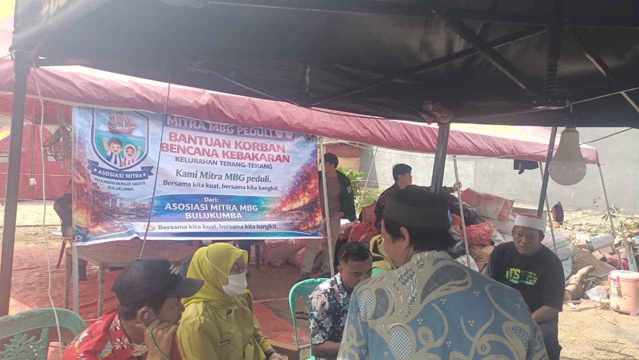 Relawan Asosiasi Mitra MBG Bulukumba menyiapkan dapur umum bagi korban kebakaran di Kelurahan Terang-Terang Kecamatan Ujung Bulu.