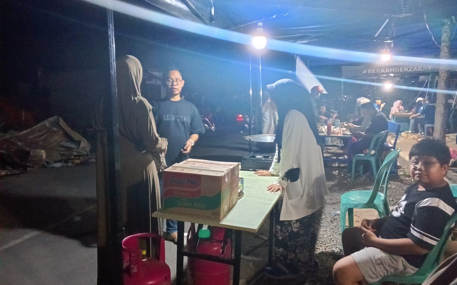 Dapur darurat korban kebakaran Bulukumba yang didirikan Safwan Ma’arif untuk melayani pengungsi di Kelurahan Terang-Terang.